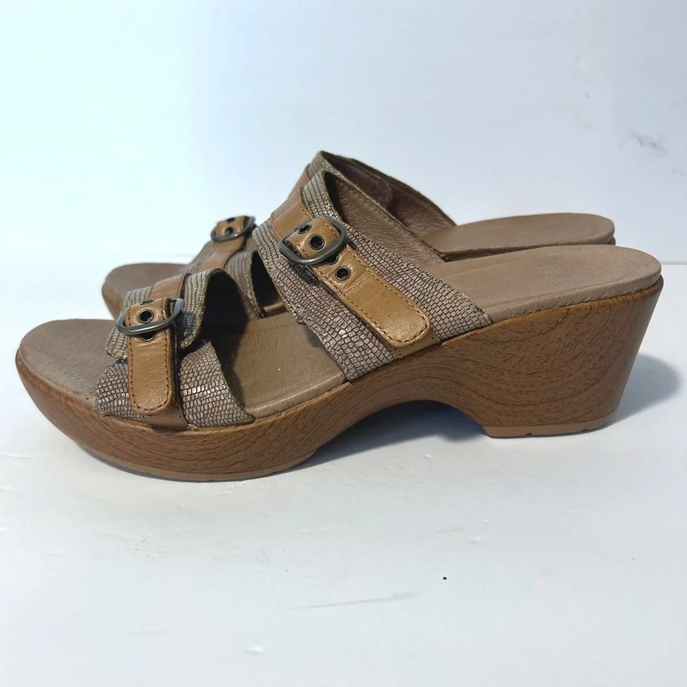 Dansko Jessie Sandals Women 40 9.5 Sand Lizard Wedge Slip On Strappy Slide Clogs